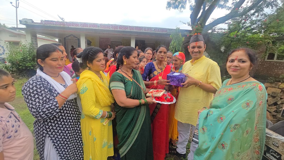 ManojPathakHLD's tweet photo. रक्षाबंधन के पावन पर्व पर कालाढूंगी विधानसभा के कोटाबाग ब्लॉक स्थित गैबुआ क्षेत्र में बहनों से रक्षासूत्र बंधवाकर उनका स्नेह, विश्वास और आशीर्वाद प्राप्त किया। 

#RakshaBandhan #RakshaSutra #Kaladhungi #Vision2027 #Election2027 #BJP4UK #PushkarSinghDhami https://t.co/kcS4AhFsKZ
