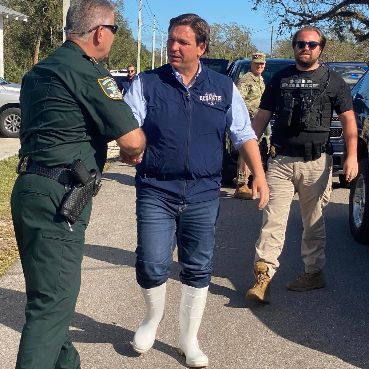 CA_mk2's tweet photo. @Fedup2Agal @GovRonDeSantis Ron DeSantis? Lol really? https://t.co/CkuE30qrT5