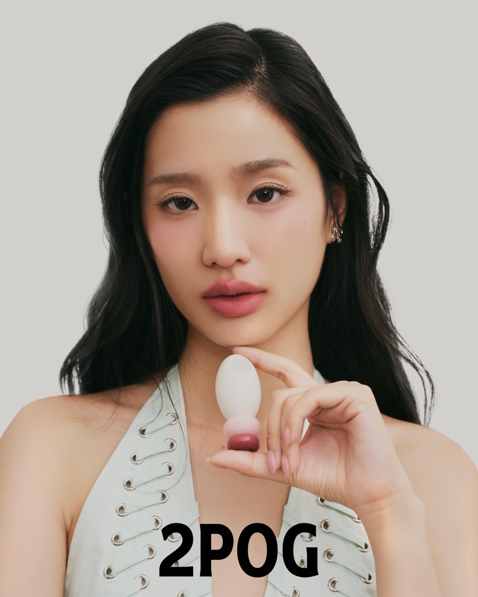 GMMTV's tweet photo. ขอแสดงความยินดีกับ “ตู ต้นตะวัน” กับการเป็น FIRST BRAND MUSE ของ 2POG อย่างเป็นทางการ
จาก 2P ORIGINAL สู่ 2POG
แบรนด์เครื่องสำอางไทยที่มาพร้อมภาพลักษณ์ใหม่ที่ Clean. Chic. Creative. ที่เน้นสร้างสรรค์ผลิตภัณฑ์คุณภาพที่เข้าใจทุกความต้องการของคนไทย และเข้ากับทุกไลฟ์สไตล์
ฝากติดตามผลงานและกิจกรรมของ “ตู” และ “2POG” ต่อจากนี้
แล้วมาร่วมค้นพบความ Original ในแบบของคุณไปด้วยกัน
#2POGxTUTONTAWAN #TONTAWAN #2POG #from2PORIGINALto2POG
#GMMTV
@tontawan_t @2pOriginal