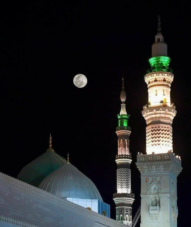 attaJUIofficial's tweet photo. حضرت جابر رضی اللّه عنه سے منقول ہے کہ میں ایک مرتبہ چاندنی رات میں حضور اقدس صلی اللّہ علیہ وسلم کو دیکھ رہا تھا حضور صلی اللّٰه علیه وسلم اس وقت سرخ جوڑا زیب تن فرما تھے کبھی میں چاند کو دیکھتا کبھی آپ کو بالآخر میں نے یہی فیصلہ کیا کہ آپ چاند سے زیادہ حسین و جمیل منور ہیں۔ (رواہ الترمذی)

چاند سے تشبیہ دینا کہاں کا انصاف ہے۔
چاند کے چہرے پر چھائیاں ہیں مدنی کا چہرہ صاف ہے۔
#محمد_حبیب_کبریا
#خیر_الانبیاء
#سراج_الہدیٰ
#شافع_امت
#رسول_آخر_الزمان