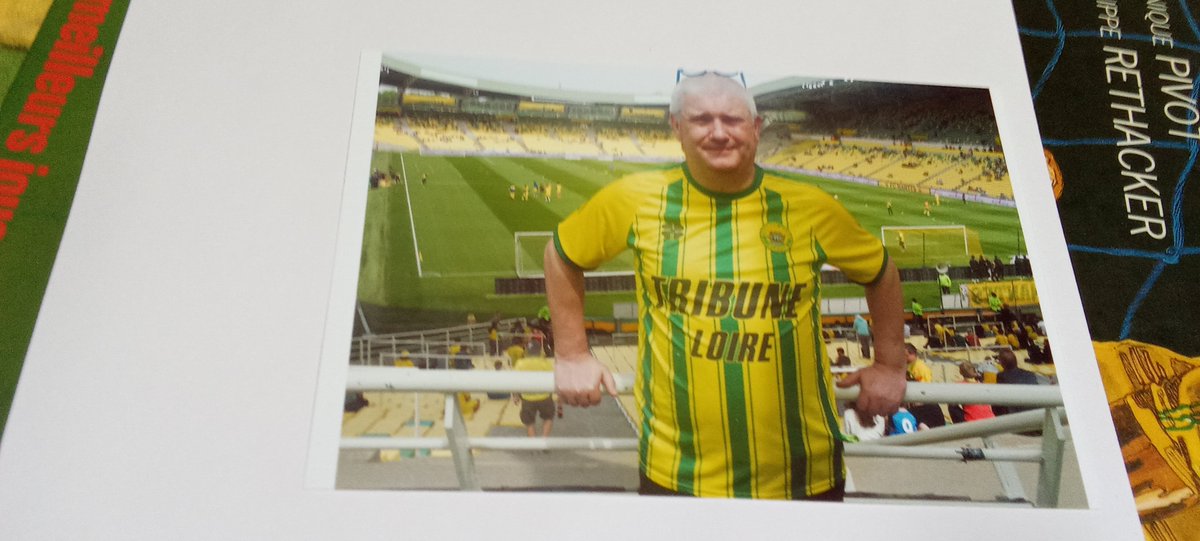 valeval56's tweet photo. J'ai la tristesse de vous faire part du décès a l'âge de 54 ans d'un passionné du FC Nantes depuis ses 7 ans .   Jeff est mon compagnon il me manque déjà.  L'hommage aura lieu vendredi 28 à 12h au crêmatorium dz St Nazaire .. 
Repose en paix @JNaoned  💛💚😭 https://t.co/oMYie9Gipb
