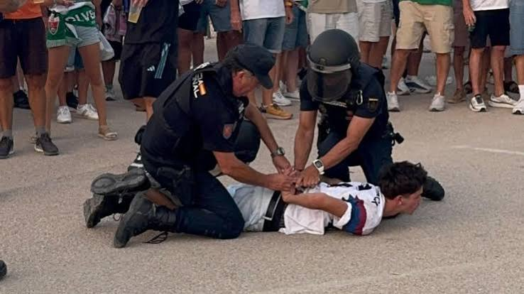 anem_pams's tweet photo. Jo vull celebrar la Lliga, la Champions i el que sigui... amb el Barça...els que vulguin un homenatge per haver guanyat un títol amb la samarreta de l'enemic, que ho celebrin a casa seva, però no sota l'aixopluc del meu camp, del meu club i de la meva bandera.
Queda clar?. https://t.co/ou2CZlbwHv