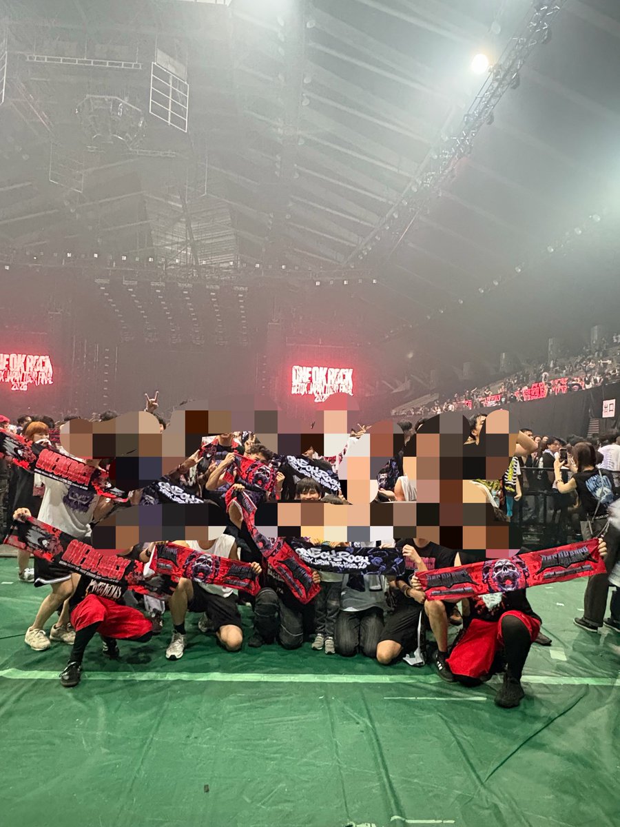 Hey_1539's tweet photo. ワンオク宮城2日目！
C2ブロック最初大人しいと思ってたけど、4曲目始まって飛んでからは大騒ぎのフロアで最高だった！！
肩組んで頭振ってくれた人、リフトしてくれた人ありがとうございました！！！！

#ワンオク https://t.co/OiDgAWLkoR