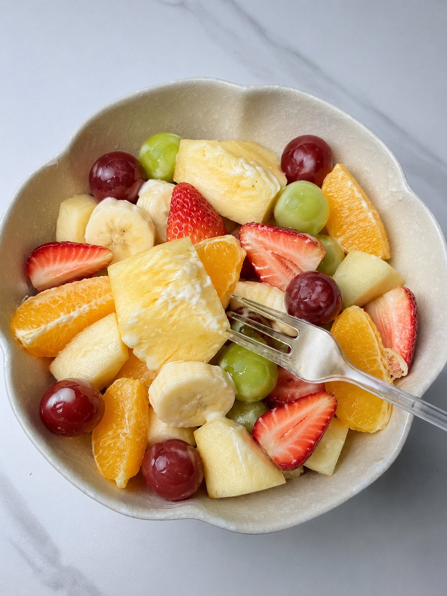 Queen7855221's tweet photo. A little fruit bowl to keep things fresh today. Simple, colourful and exactly what I needed. 🍓🍊 https://t.co/CvGIDQx15x