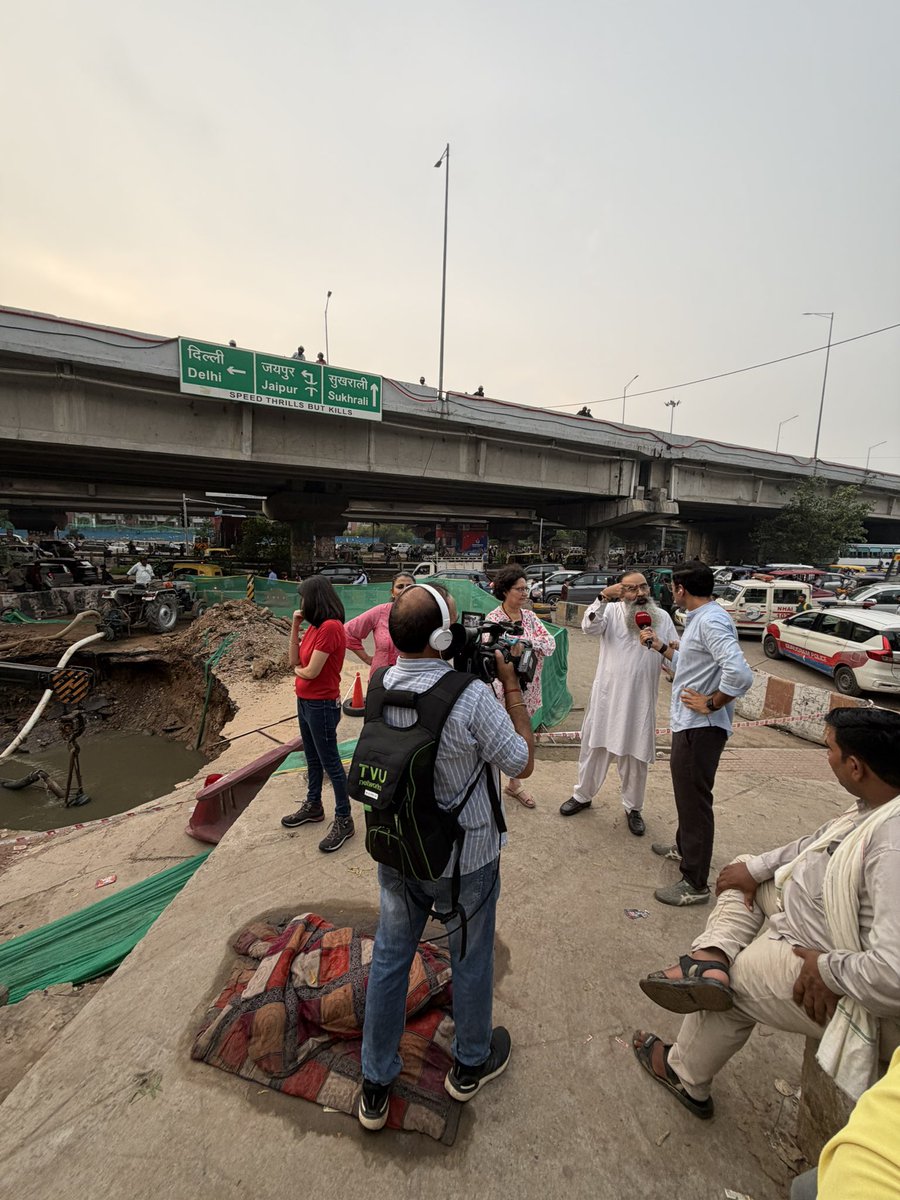 GargiRawat's tweet photo. Gurugram’s new selfie point.. The IIFCO chowk sinkhole.. @ndtv ‘s @Ankit_Tyagi01 special show on administrative failures that plague millennium city .. despite being triple engine governed and driving over 60% of Haryana's total revenue pool @vedikas 
@GauriSarin #Gurugram https://t.co/bvjdGimyNU