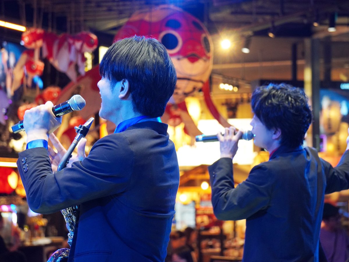 RJ_sax's tweet photo. （2026.8.26水）
こんばんは、RJです🎷🌏🌙
本日の東急歌舞伎町タワーさまでのステージ、ありがとうございました！！

平日にも関わらずたくさんのアツアツ応援をいただき本当に感謝です！🙏

���ール華で僕たちをたくさん彩っていただけたことも、とても嬉しかったです！🌹✨

次回は8/30(日)の前橋リリカさまでのステージ！アツアツの定期公演です！ご来場を心よりお待ちしております！

今夜は夢にも音をお届けするね🎵
おやすみ⭐

#スキヤキブラザース #スキブラ #歌謡兄弟 #歌謡曲 #東急歌舞伎町タワー #前橋リリカ