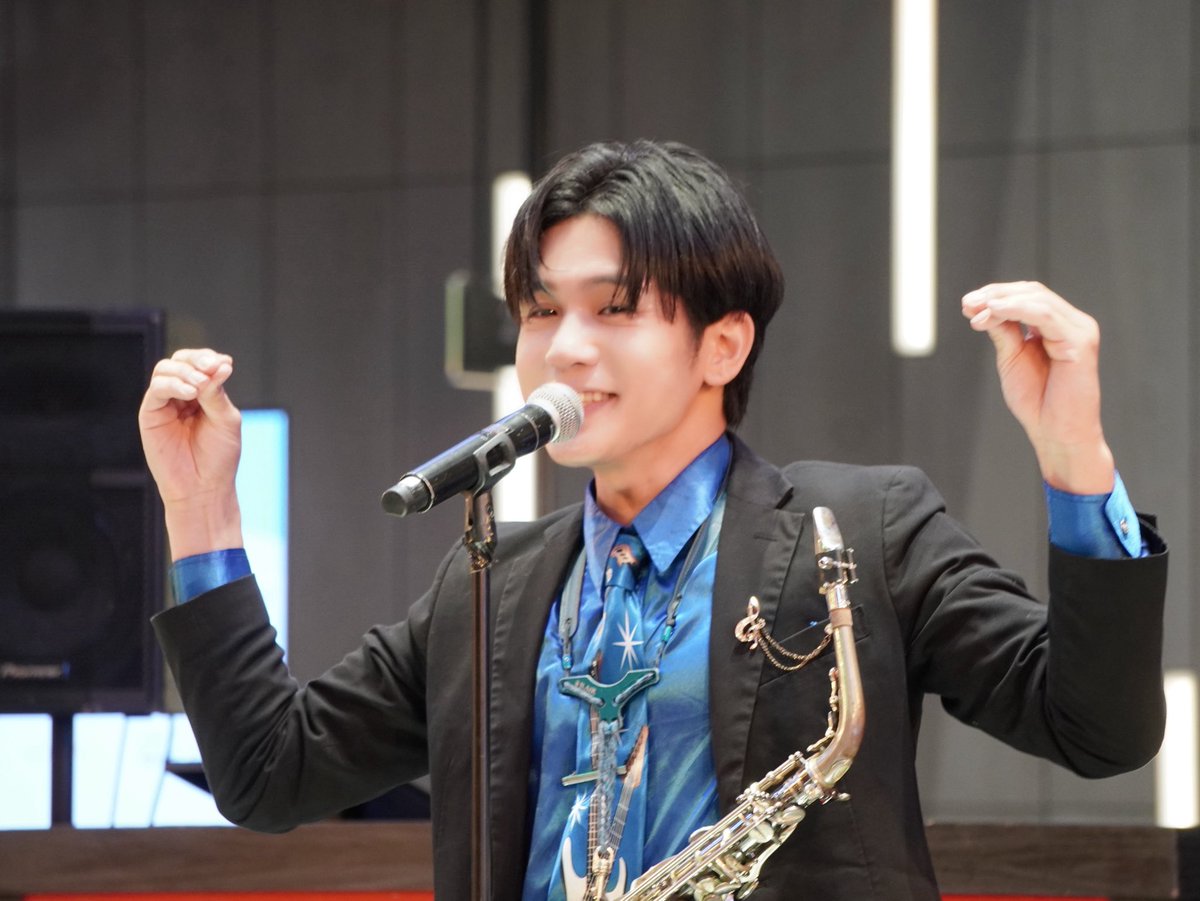 RJ_sax's tweet photo. （2026.8.26水）
こんばんは、RJです🎷🌏🌙
本日の東急歌舞伎町タワーさまでのステージ、ありがとうございました！！

平日にも関わらずたくさんのアツアツ応援をいただき本当に感謝です！🙏

���ール華で僕たちをたくさん彩っていただけたことも、とても嬉しかったです！🌹✨

次回は8/30(日)の前橋リリカさまでのステージ！アツアツの定期公演です！ご来場を心よりお待ちしております！

今夜は夢にも音をお届けするね🎵
おやすみ⭐

#スキヤキブラザース #スキブラ #歌謡兄弟 #歌謡曲 #東急歌舞伎町タワー #前橋リリカ
