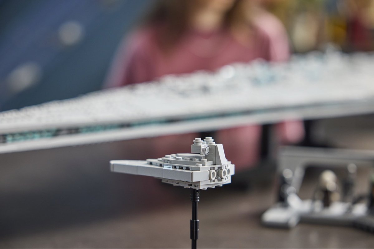 darthbeardbrix's tweet photo. If you zoom in to the miniature Star Destroyer attached to the Executor, you’ll see a tiny Millenium Falcon recreating that moment in ‘The Empire Strikes Back’

Perfection! https://t.co/RcGFB0qV5r