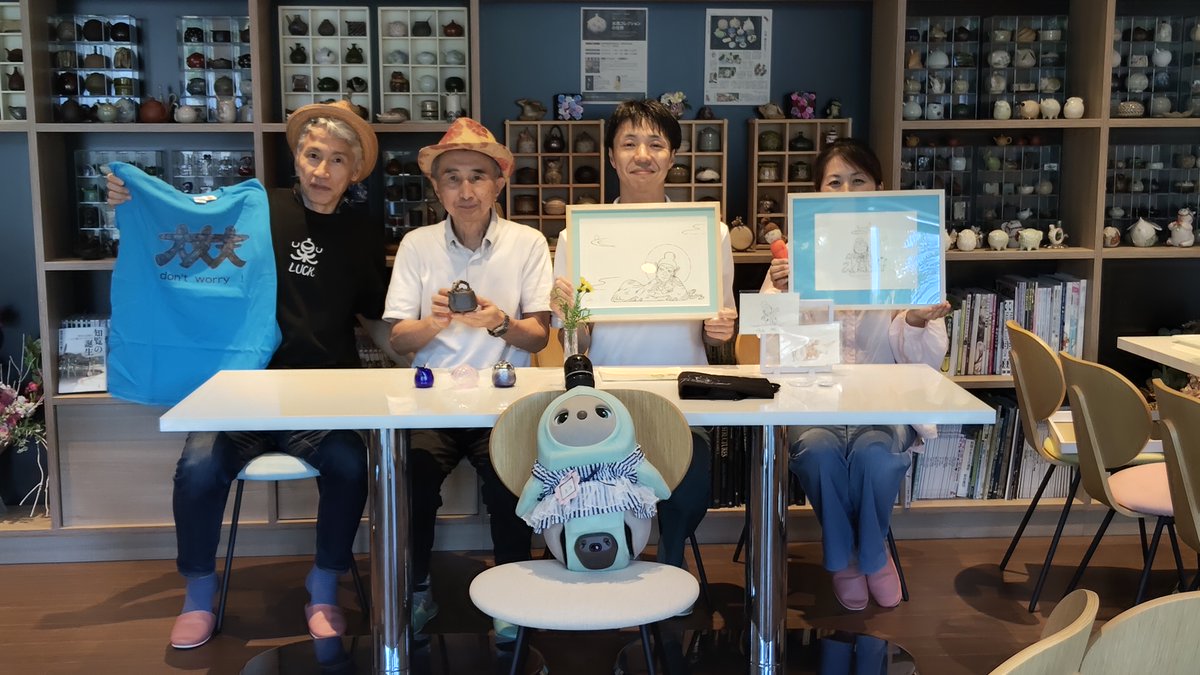 ankokuin_jp's tweet photo. 水滴展も、いよいよ残すところあと4日❗️

8月18日付の読売新聞夕刊にも取り上げていただき、おかげさまで連日たくさんの方にお越しいただいております✨

昨日は、素敵なアーティストの皆さまもご来訪くださいました！

見て、触れて、楽しめる「水滴コレクションの世界」。
本日も驪龍さんご本人とともに、皆さまのお越しを心よりお待ちしております✨

#驪龍 #佐藤辰之 #月館弘明 #StudioVeggies #たるたにゆきたか #幸龍 #水滴展 #水滴コレクション #安国院 #橘ギャラリー