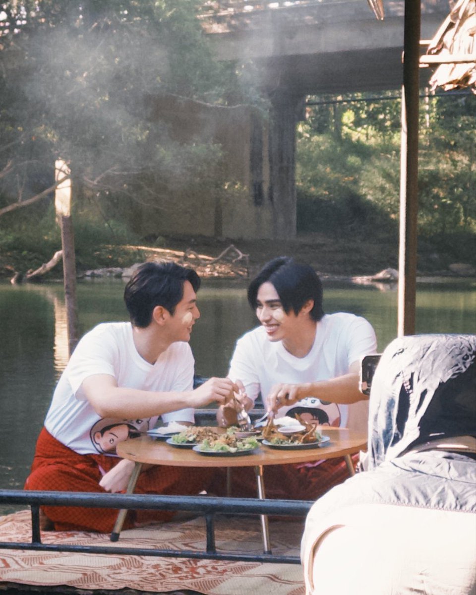 CobaltBlue860's tweet photo. #LoveOfSilomTheSeries #poompps #uppoompat
มนุษย์เราตัดสินคนด้วยสายตาจากภายนอกไม่ได้หรอก ยิ่งในค.สัมพันธ์ของคน2คนยิ่งยาก
มีคนบอกว่าเวลาเรารักใครสักคน เราจะรู้สึกด้อยค่ากว่าเค้าเสมอ ทั้งกฤษฏ์และวายุก็เช่นกัน 
ในขณะที่วายุรู้สึกไม่คู่ควรกับกฤษฏ์ในทุกด้าน แม้จะตัดใจไม่ได้แต่ลึกๆก็รู้สึกไม่คู่ควร คนอย่างกฤษฏ์แค่ให้เมตตาสงสารมาก็มากพอแล้ว 
ส่วนคนสมบูรณ์แบบอย่างกฤษฏ์ก็รู้สึกว่าคนจืดชืด หม่นหมอง���ละมีครอบครัวที่เคร่งครัดอย่างเค้าก็ไม่คู่ควรกับวายุเช่นกัน กฤษฏ์ไม่กล้ากระโจนหาวายุจากปสกเจ็บปวดในความรักก็จริง แต่ส่วนนึงก็คิดว่าวายุมีคนที่เหมาะสมกว่าตัวเอง คนที่จะทำให้วายุสดใสได้มากกว่า
แต่ความรักคือความรัก ไม่ใช่คำตอบของค.เหมาะสม ชนชั้น หรือแม้แต่ความดี ถ้าเค้าจะรัก ยังไงเค้าก็รัก