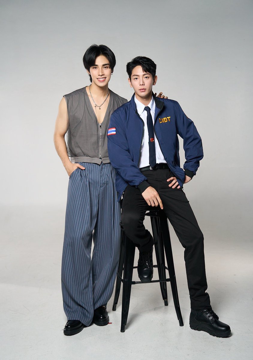 CobaltBlue860's tweet photo. #LoveOfSilomTheSeries #poompps #uppoompat
มนุษย์เราตัดสินคนด้วยสายตาจากภายนอกไม่ได้หรอก ยิ่งในค.สัมพันธ์ของคน2คนยิ่งยาก
มีคนบอกว่าเวลาเรารักใครสักคน เราจะรู้สึกด้อยค่ากว่าเค้าเสมอ ทั้งกฤษฏ์และวายุก็เช่นกัน 
ในขณะที่วายุรู้สึกไม่คู่ควรกับกฤษฏ์ในทุกด้าน แม้จะตัดใจไม่ได้แต่ลึกๆก็รู้สึกไม่คู่ควร คนอย่างกฤษฏ์แค่ให้เมตตาสงสารมาก็มากพอแล้ว 
ส่วนคนสมบูรณ์แบบอย่างกฤษฏ์ก็รู้สึกว่าคนจืดชืด หม่นหมอง���ละมีครอบครัวที่เคร่งครัดอย่างเค้าก็ไม่คู่ควรกับวายุเช่นกัน กฤษฏ์ไม่กล้ากระโจนหาวายุจากปสกเจ็บปวดในความรักก็จริง แต่ส่วนนึงก็คิดว่าวายุมีคนที่เหมาะสมกว่าตัวเอง คนที่จะทำให้วายุสดใสได้มากกว่า
แต่ความรักคือความรัก ไม่ใช่คำตอบของค.เหมาะสม ชนชั้น หรือแม้แต่ความดี ถ้าเค้าจะรัก ยังไงเค้าก็รัก