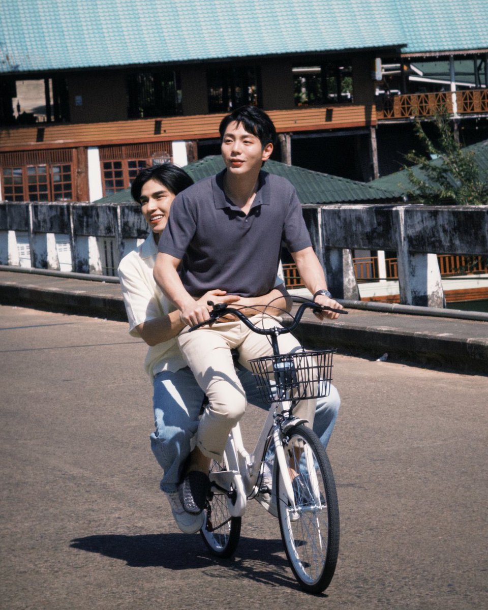 CobaltBlue860's tweet photo. #LoveOfSilomTheSeries #poompps #uppoompat
มนุษย์เราตัดสินคนด้วยสายตาจากภายนอกไม่ได้หรอก ยิ่งในค.สัมพันธ์ของคน2คนยิ่งยาก
มีคนบอกว่าเวลาเรารักใครสักคน เราจะรู้สึกด้อยค่ากว่าเค้าเสมอ ทั้งกฤษฏ์และวายุก็เช่นกัน 
ในขณะที่วายุรู้สึกไม่คู่ควรกับกฤษฏ์ในทุกด้าน แม้จะตัดใจไม่ได้แต่ลึกๆก็รู้สึกไม่คู่ควร คนอย่างกฤษฏ์แค่ให้เมตตาสงสารมาก็มากพอแล้ว 
ส่วนคนสมบูรณ์แบบอย่างกฤษฏ์ก็รู้สึกว่าคนจืดชืด หม่นหมอง���ละมีครอบครัวที่เคร่งครัดอย่างเค้าก็ไม่คู่ควรกับวายุเช่นกัน กฤษฏ์ไม่กล้ากระโจนหาวายุจากปสกเจ็บปวดในความรักก็จริง แต่ส่วนนึงก็คิดว่าวายุมีคนที่เหมาะสมกว่าตัวเอง คนที่จะทำให้วายุสดใสได้มากกว่า
แต่ความรักคือความรัก ไม่ใช่คำตอบของค.เหมาะสม ชนชั้น หรือแม้แต่ความดี ถ้าเค้าจะรัก ยังไงเค้าก็รัก