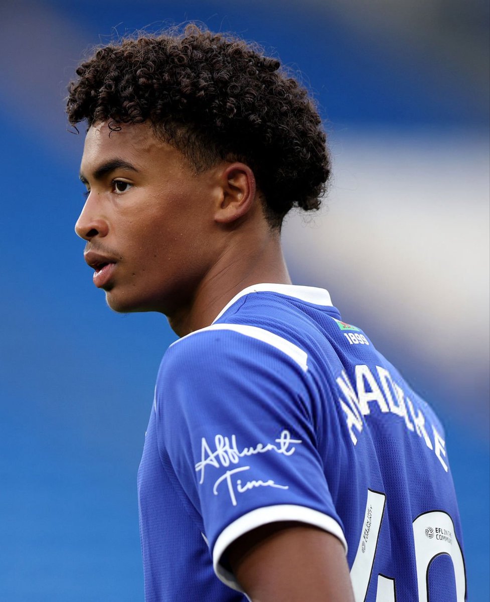 ActuFoot_'s tweet photo. 🚨🚨 IL EST NÉ EN 2011 : NOAH ANYADIKE 🏴󠁧󠁢󠁷󠁬󠁳󠁿 EST DEVENU LE PLUS JEUNE JOUEUR DE L’HISTOIRE DE L’EFL CUP !!!! 👶😱

À 15 ans et 98 jours, il a été TITULARISÉ avec Cardiff face à Norwich. https://t.co/Jh8IRukuPZ