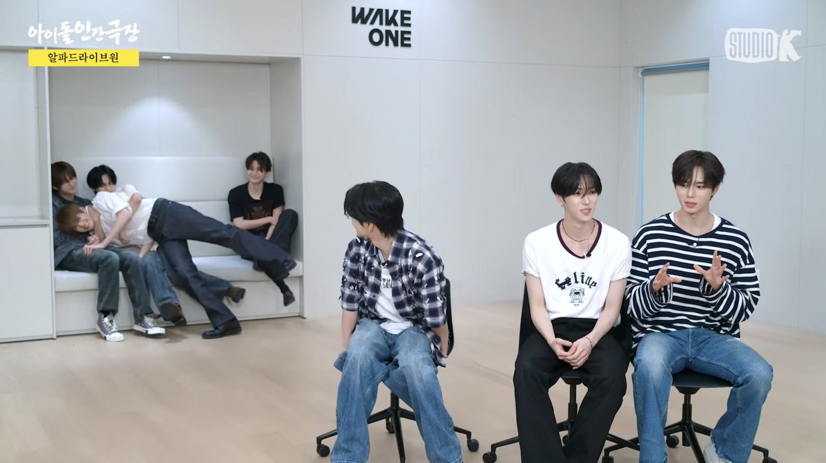 paintedjezebels's tweet photo. next time just group xinlong with the maknae line and leo hyung bro HE HAVING THE BIGGEST CASE OF FOMO EVER FRFR https://t.co/RqDjCfwlJ2
