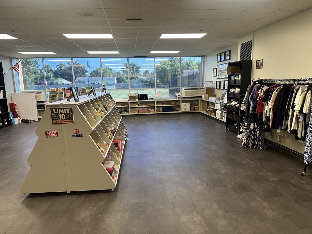 Lakeside_Lions's tweet photo. Thank you, WAEF, for creating the welcoming new Educator Oasis! On my first visit, I found supplies for staff, student prizes for our CORE Store and PTA Fun Run, & even a fun magic wand! We appreciate this amazing resource for Warren educators. #WarrenWill #WAEF #LakesidePride https://t.co/VBPswmtBr0