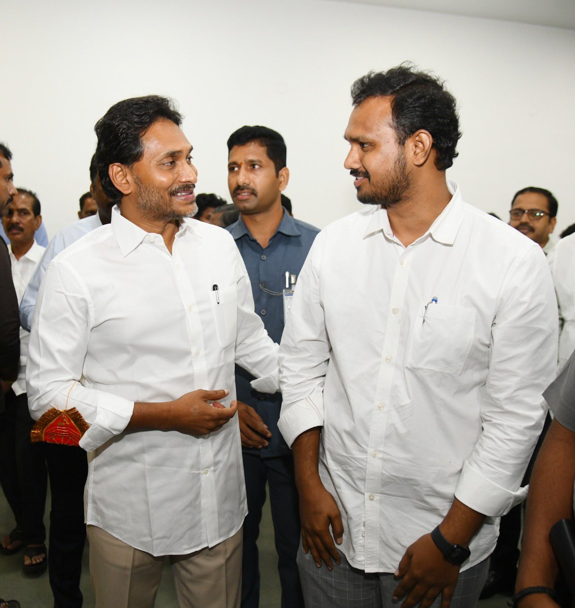 ImYanamala's tweet photo. ఒంటరిగా బరిలో దిగే దమ్ము…
ఒంటరిగా పోరాడే ధైర్యం…
ఒంటరిగా గెలిచే సత్తా… ఇది వైఎస్ జగన్ బ్రాండ్!

అందుకే జగన్ ఒక వ్యక్తి కాదు…
ప్రజల ఆశలకు ప్రతీక.
ప్రత్యర్థుల గుండెల్లో ఇంకా వెంటాడుతున్న సింహస్వప్నం! https://t.co/XGQy8RPxkd