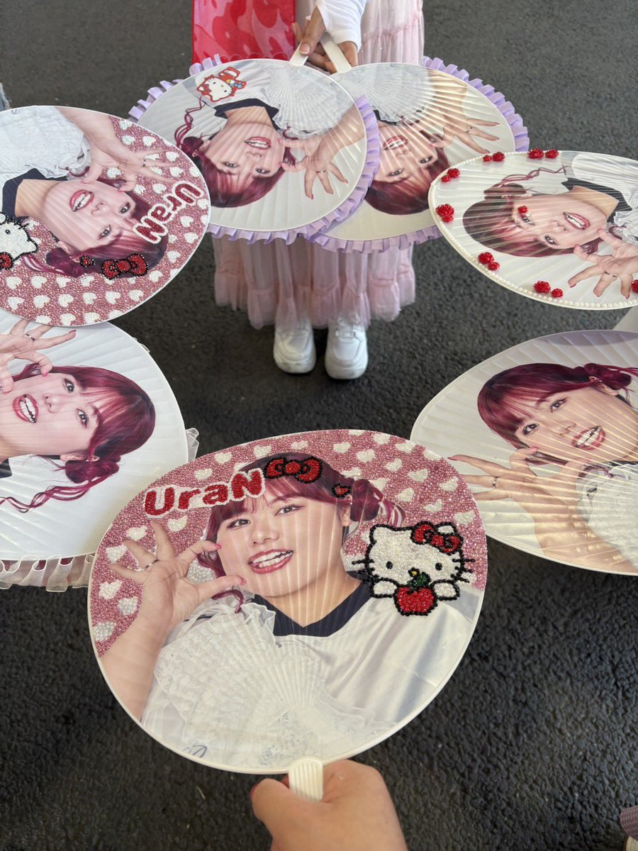luv02_yuuna's tweet photo. 夏ツアー楽しかった💕
まさかの両隣もUraN担で4連できたし、客降りでハート作れたし、ゆうなの携帯不具合なっちゃったおかげで沢山構ってくれたし、もう幸せいっぱい！チェキ買えなかったのは悔しいけど🥲
UraN担のお友達沢山できたよ💗
@luv02_uran https://t.co/1Kk0Kub2WW