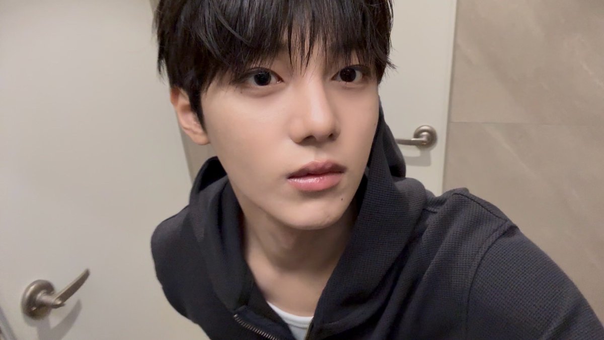Offkyu_517's tweet photo. 문은 왜 두개야 https://t.co/OndT9GajpM