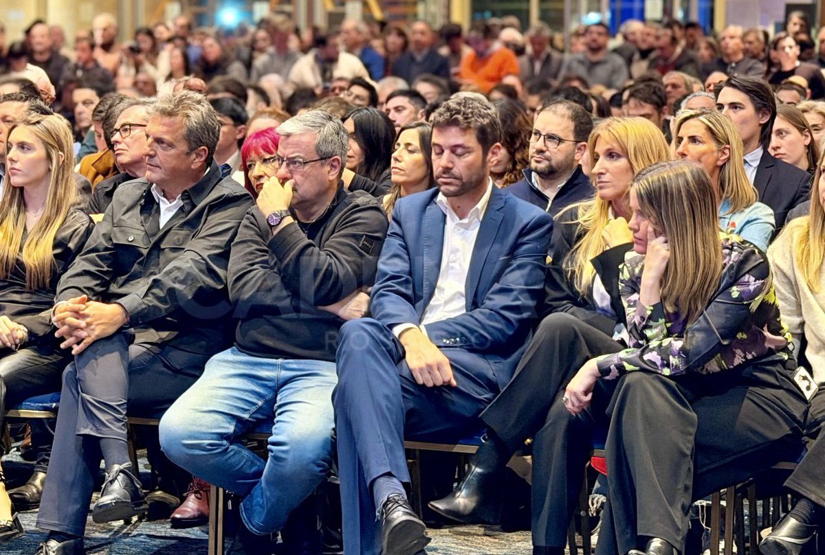 fabriziofiatti's tweet photo. Monteverde es parte del proyecto político que gobernó y dejó a Rosario sola cuando más respuestas necesitaba.

Mientras nuestra ciudad sufría los peores años de violencia, nos dejaron con apenas 20 patrulleros y sin poder disfrutar de nuestras calles.

Hoy intentan esconderse detrás de la “ciudad futura”, pero fueron parte del pasado: 12 años de kirchnerismo, desidia, abandono, desinversión y corrupción.

Mucho de eso pudimos revertir gracias al trabajo conjunto de los gobiernos provincial y municipal, que tuvieron el coraje de enfrentar problemas que durante años otros eligieron no mirar.

Podrán intentar despegarse de ese pasado. Pero esta foto demuestra que los vínculos siguen intactos.

Rosario ya pagó demasiado caro ese abandono. No vamos a volver atrás.
