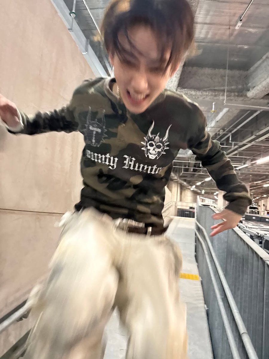 Eawsh's tweet photo. 엄성현 특: 광각으로 찍으면 훨씬 바보같아짐 https://t.co/IHIsVVt5NI