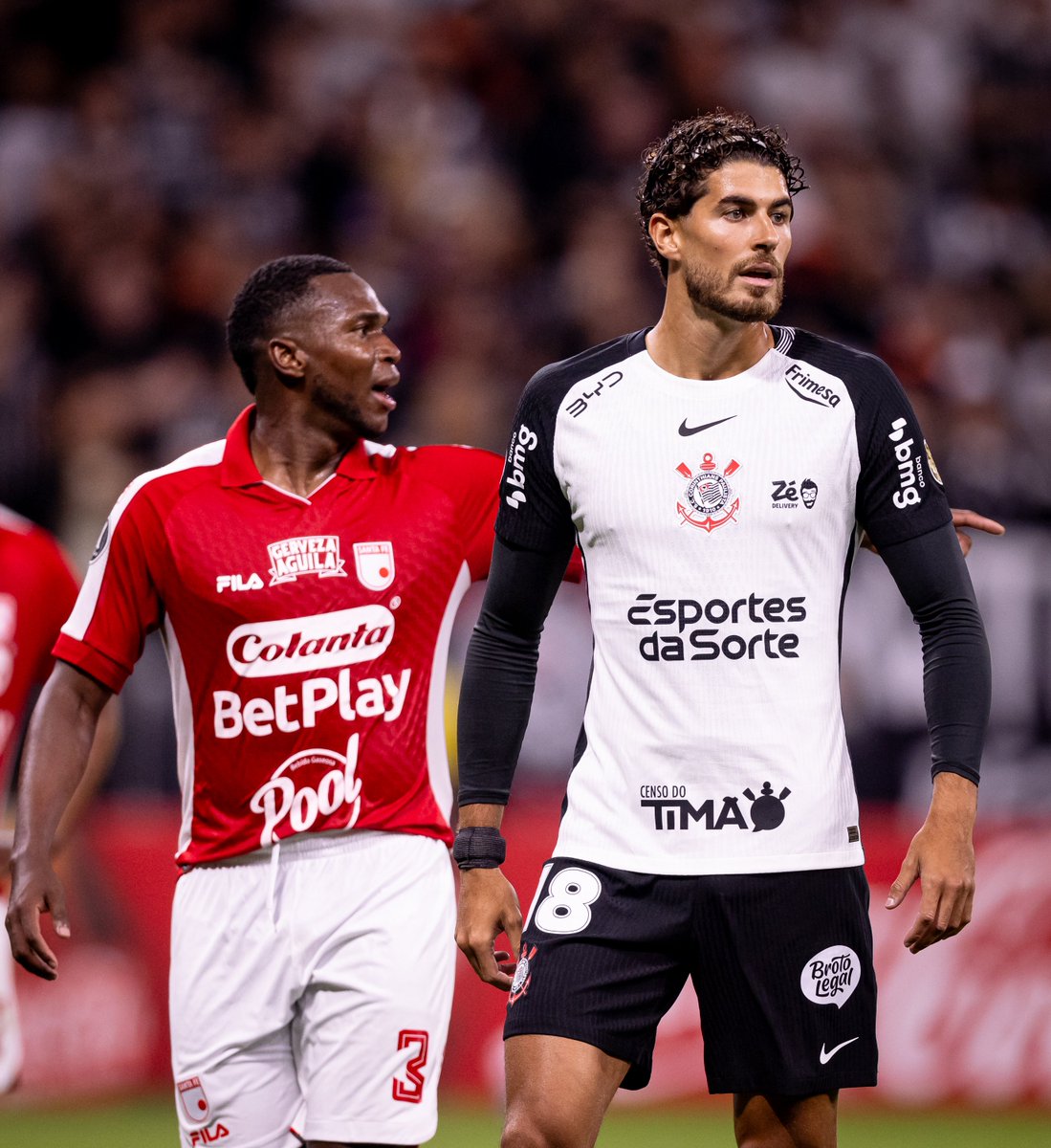 fielimprensayt's tweet photo. ⚠️📊| Qual o real impacto de PEDRO RAUL na forma do Corinthians jogar?

Antes da lesão de Yuri Alberto, o time de Fernando Diniz havia marcado 24 gols em 18 jogos - uma média de 1,33 gols por jogo.

Sem o centroavante, o Corinthians marcou 7 gols nos últimos 7 jogos - uma média de 1 gol por jogo. Esse número representa uma piora de quase 25%.

Um outro indicador a ser destacado é a forma com que os gols saíram. Antes da lesão de Yuri Alberto, dos 24 gols marcados pelo Corinthians, apenas 10 tiveram a sua origem em cruzamentos - cerca de 41%.

Desde que Pedro Raul ganhou a vaga no time titular, 6 dos 7 gols marcados pelo time de Fernando Diniz surgiram de cruzamentos - apenas o gol de Rodrigo Garro, contra o RB Bragantino, vai contra a média de 85,7%.

Em resumo, Pedro Raul não afeta o time apenas pelo desempenho próprio, mas também pela forma de jogar - e os números mostram isso.

📰| Pedro Lorenzo/Fiel Imprensa.
📷| Rodrigo Coca/Agência Corinthians.