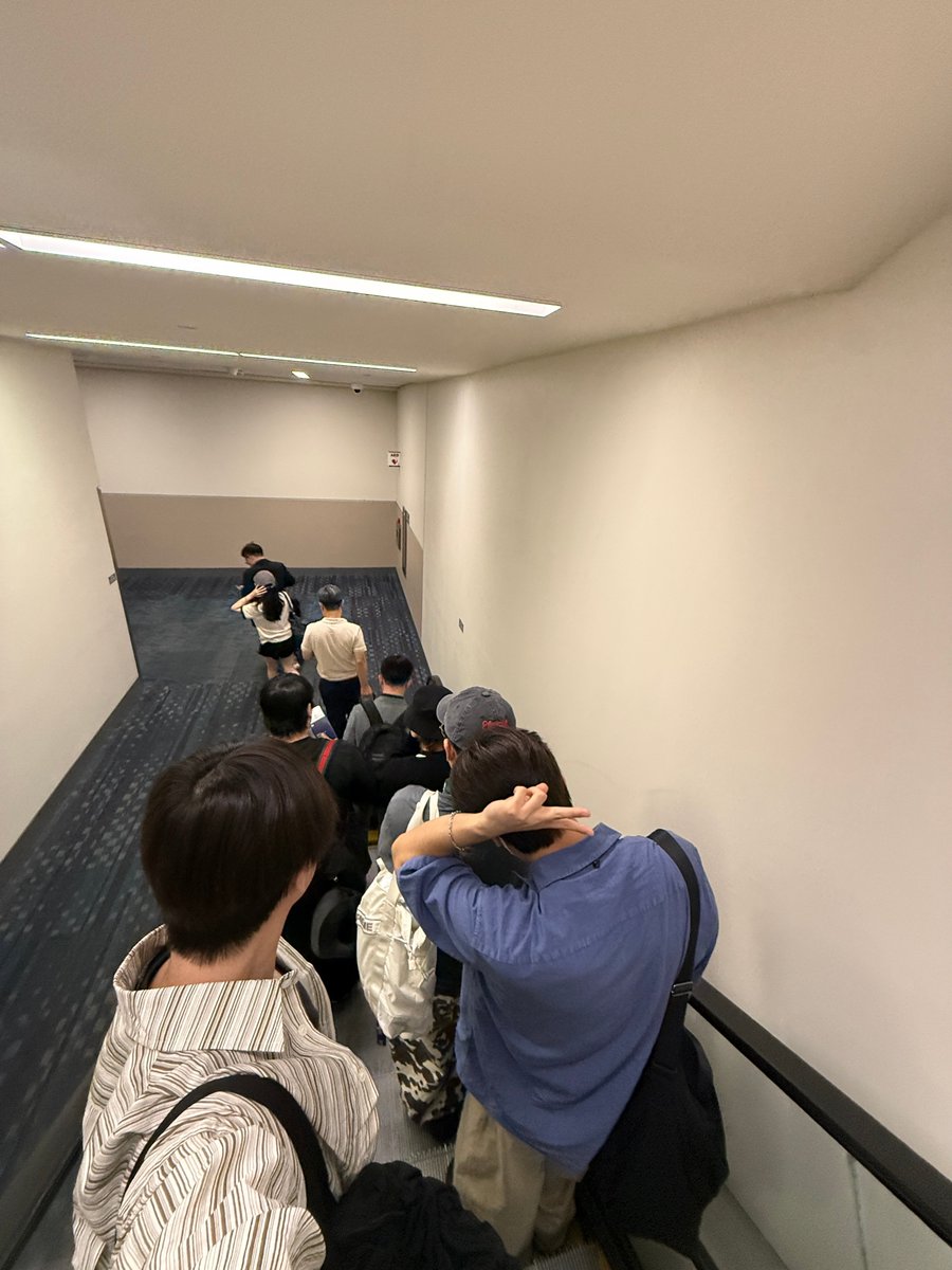 jiwonmuse's tweet photo. jinhwan kirim foto iKON lagi transit di atlanta, dia bilang “mampir sebentar ke A-town” 🥹🖤 https://t.co/qAU7hcRspp