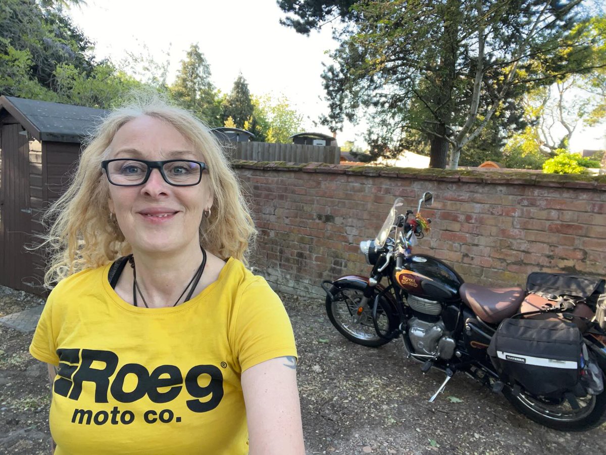 LavernaFayeks's tweet photo. Chronic pain wears you down. After weeks in the council flat feeling sorry for myself, I decided I’m not dead yet. Taking the long way to Cornwall. First stop: about 120 miles from Yorkshire at YHA Stratford. This pod cost £45 and is fantastic. https://t.co/oy3Bnalf0m