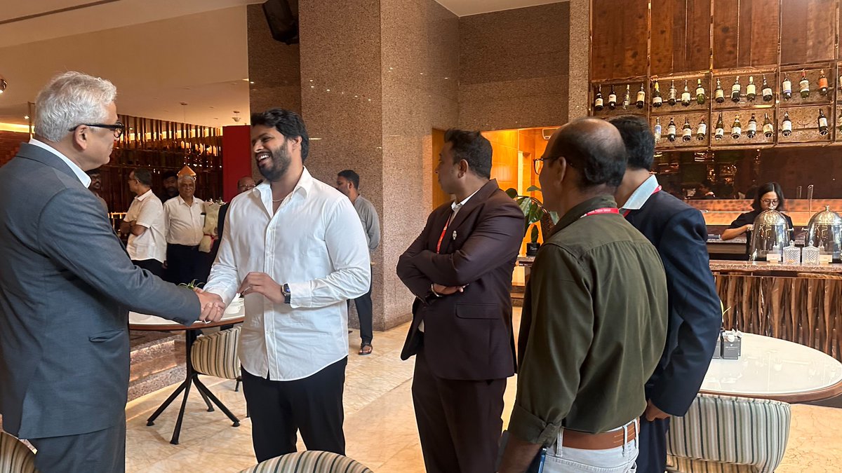 Nikhil_Kumar_k's tweet photo. Great catching up with @sardesairajdeep sir after nearly 3 years! Had a lively and engaging discussion today at the India Today Roundtable Karnataka during the session #TheRegionalPlayer.

Always a pleasure sharing key perspectives on @JanataDal_S and the political future of Karnataka.

#TheRegionalPlayer #IndiaTodayRoundtable
