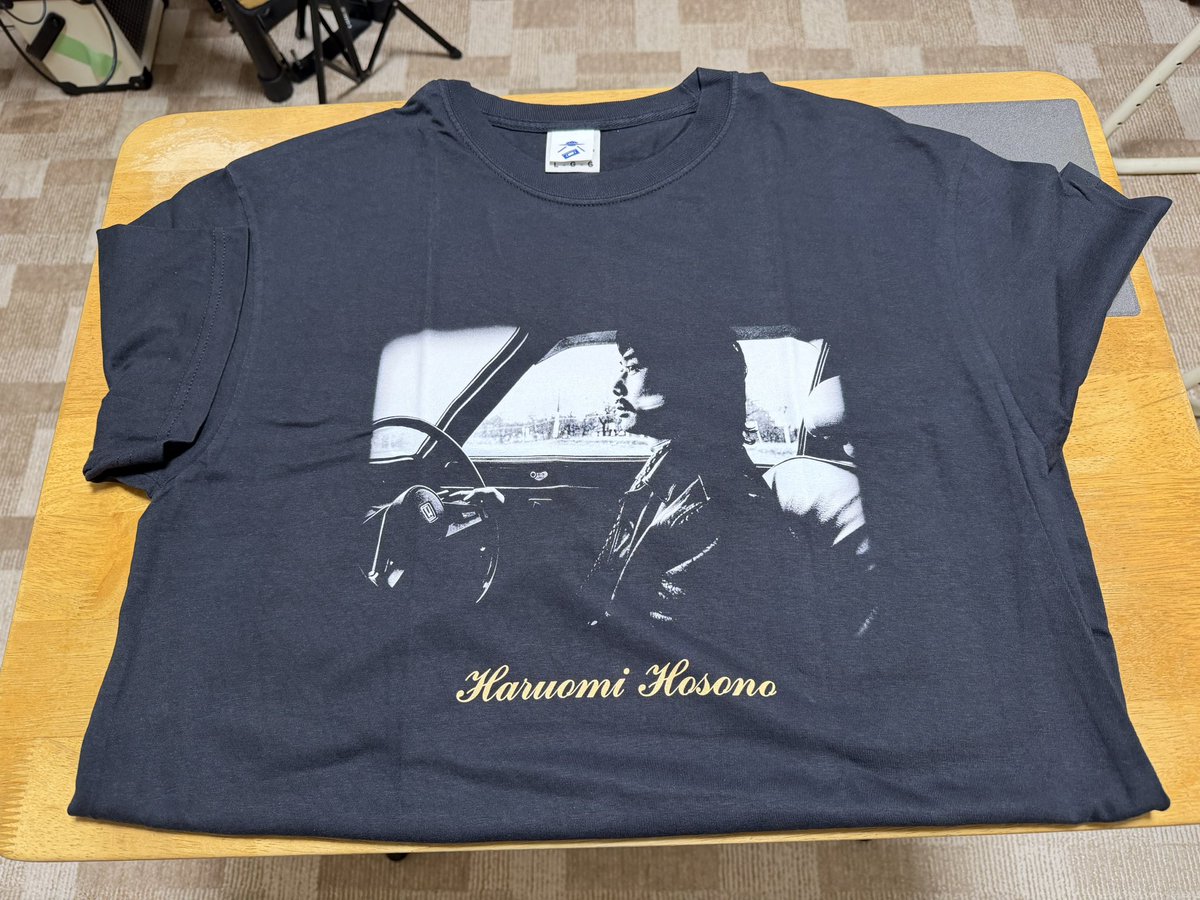 キター 細野晴臣さんT！ 『1976年前後の運転する細野さんの写真を使用