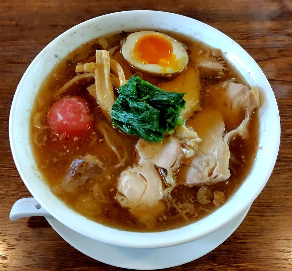word_is_life's tweet photo. 060
麺屋齋虎にて、冷たい鯖そば。こちらの冷やしシリーズは今年はコンプリート中。冷やしだけど、鯖出汁がしっかり感じられます。そこに冷水で〆られた麺に、鶏チャーシューにトマト等。見た目から豪華過ぎます。別注ライスにスープを掛け〆るのが至福。皆さんに是非食べていただきたい夏の1杯です。 https://t.co/50PiQHoxZ1