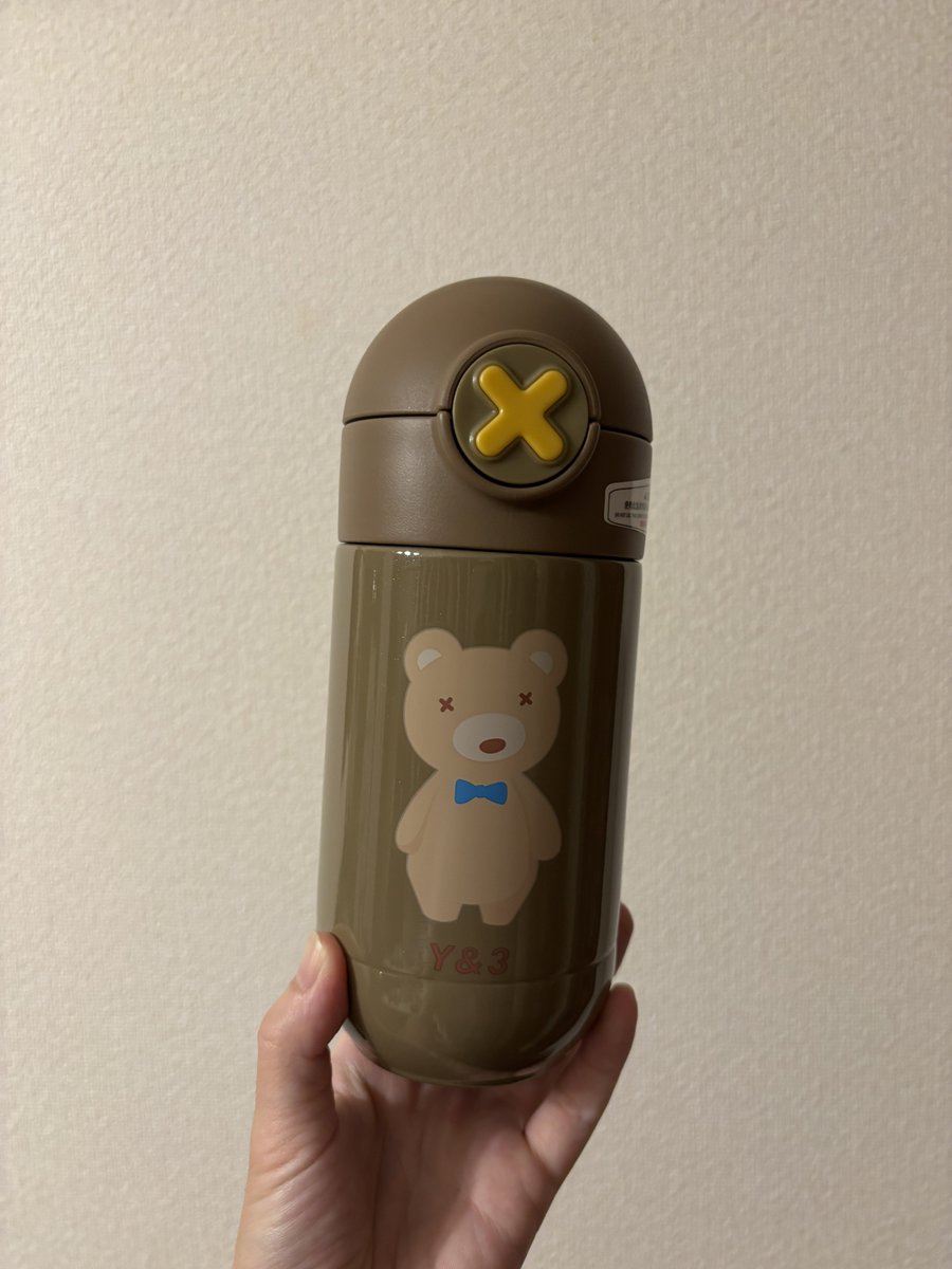 k___aj's tweet photo. これを見てあ、となる人はツシャッッファンだと思うんだ🙂‍↕️🙂‍↕️かわいい水筒が欲しかっただけだもん！！ただそれだけだもん！！！…すいやせん…推しの真似しました…（正確に言うと🇨🇳のガチ勢が買ってるのを見て真似ました🙏）めちゃくちゃかわいいﾖ🧸 https://t.co/xpxxuDRyEO