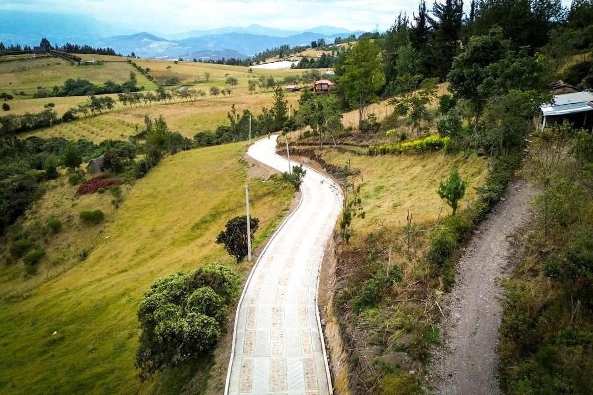 1anoticiass's tweet photo. Alcaldía de #Tibasosa, #Boyacá, entregó 2️⃣3️⃣0️⃣ metros de placa huella en Agua Blanca.
Contó con un inversión de $548 millones de pesos gestionados a través del Sistema General de Regalías. 📸 Administración Municipal. https://t.co/viBLkNF5I9
