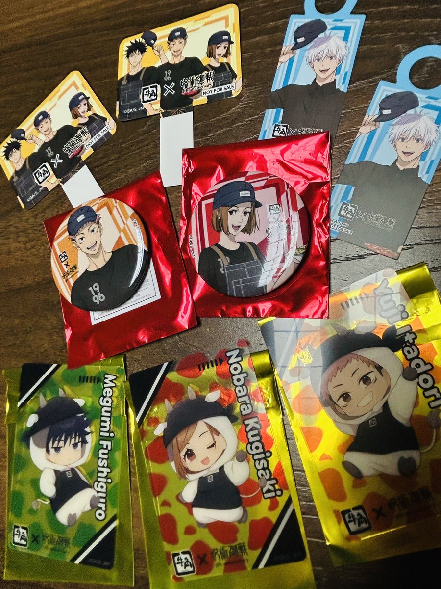 namimaru73's tweet photo. 牛角×呪術廻戦
姉と友達と3人で行ってきた結果
クリアカードは1年ズが揃いましたー！
牛の着ぐるみ超かわいい💚❤️🧡
缶バは野薔薇と悠仁で大満足！
友達がナナミンの缶バと真希さんのクリアカード！
ってか1年ズ譲ってくれてありがとうすぎる！これは2人分の特典です。
いっぱい喋って楽しかったー！ https://t.co/hcXmHltCoK