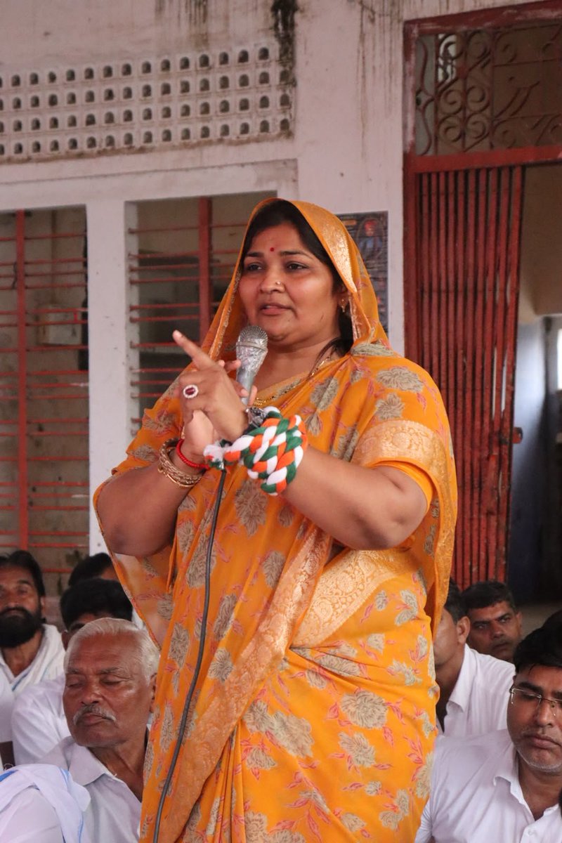 IndiraMeena_'s tweet photo. आज नगर पालिका चुनाव बामनवास को लेकर वार्ड पार्षद पद के प्रत्याशियों के आवेदन एवं दावेदारी प्रक्रिया के संबंध में महत्वपूर्ण बैठक की।

इस दौरान जिला प्रभारी श्री  गजराज खटाना जी, सह- प्रभारी श्री राहुल भाकर जी ,बामनवास विधानसभा प्रभारी कृपाल मीणा जी के साथ कांग्रेस कार्यकर्ताओं एवं दावेदारों से संवाद कर चुनावी तैयारियों, कांग्रेस संगठन को मजबूत कर वार्ड स्तर पर प्रभावी नेतृत्व को लेकर चर्चा की।

हम आप सभी के सहयोग से बामनवास नगर पालिका में कांग्रेस की विजय उद्घोष के साथ आगे बढ़ रहे हैं।
@RahulGandhi @GovindDotasra @TikaRamJullyINC @INCIndia @INCRajasthan @GRKhatana_