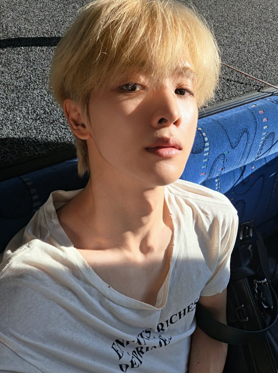 Sunghcanj's tweet photo. didn’t really try to look this cool, it just happened. the lighting was right, the mood was right, and somehow the selca came out better than i expected. might have to admit this one is going straight to the favorites. https://t.co/7avrlpOvlv