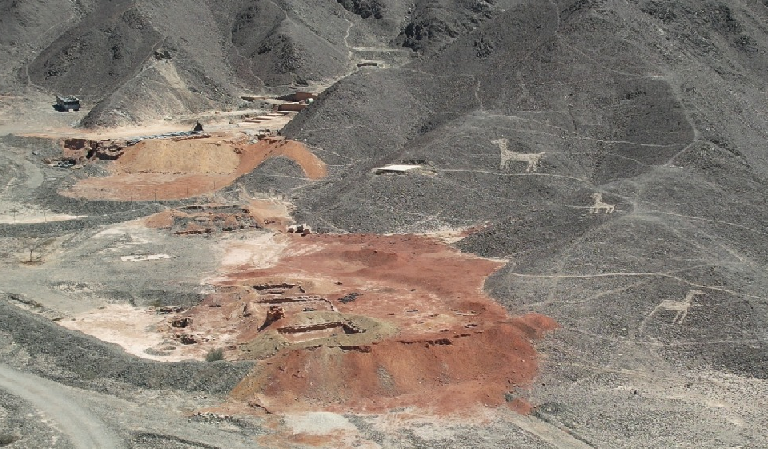 Limagris's tweet photo. Pecado mortal por omisión: la muerte de Nasca a manos del MINCUL
Las Líneas de Nasca no están solo amenazadas: están siendo cercadas, lotizadas y sepultadas bajo desmontes y basura, mientras la minería avanza sobre el territorio y el patrimonio se desmorona. Un recorrido de Lima Gris revela un escenario de abandono, descontrol e inseguridad que coloca en riesgo uno de los mayores tesoros arqueológicos del Perú. 

Por Hans Herrera Núñez
https://t.co/pe7p2Cygyz 
@MinCulturaPe @presidenciaperu @KeikoFujimori @BeingoleaA @UNESCO @congresoperu @GoreIca