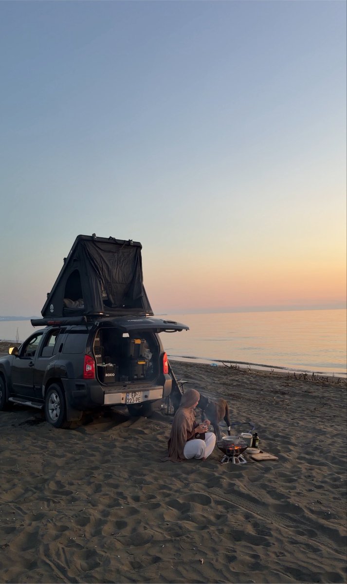 alleleana's tweet photo. Depuis que j’ai un 4x4 et une tente de toit faut voir comment je croque la vie a pleine dent !!!!

Je dors dans la tente en bord de mer en Albanie, en Géorgie, en Grèce eh y’a 0 limites c’est magique https://t.co/iYMbiTwXiT