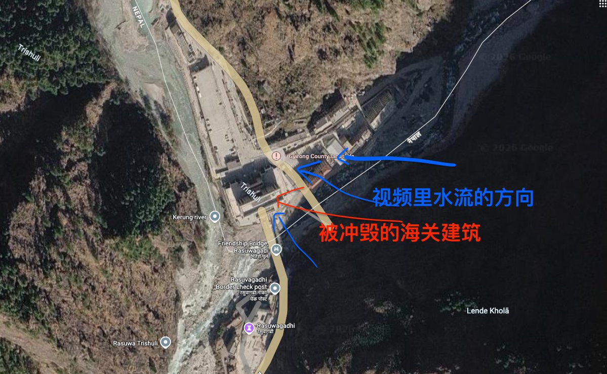 Zen_with_AI's tweet photo. 根据谷歌卫星地图和以下视频，分析了一下吉隆口岸泥石流的原因和水流走向。  
图一种中间的建筑就是“吉隆口岸海关大楼”也就是下面视频中出现的那栋楼。 洪水和泥石流从后面过来。也就是东南侧。

图二展示了，trishuli河流之流（右边），从北向南流，但是遇到了阻力，河流断流改道，顺着山坡向西北倾泄而下，正好冲击了海关大楼的位置。

我不是很懂水利和防洪。但是这个海关的位置，真是凶险之极。两条河道交叉处，还被两座山脉包夹在底部。