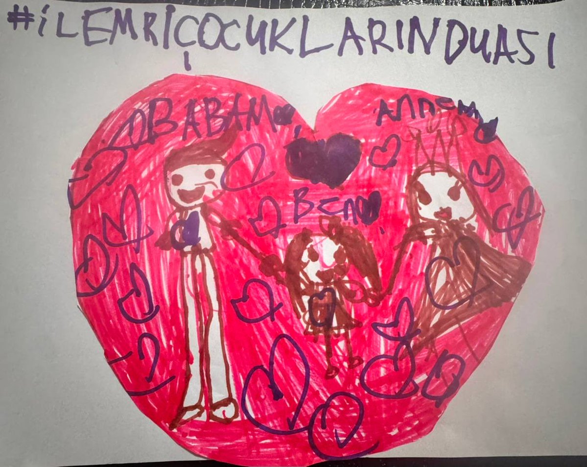 tugceegozukara's tweet photo. Çocuklara “Aile ile ilgili resim çiz” denildiğinde hiç düşünmeden anne ve babasını yanına koyuyor.❤️ Onların tertemiz hayaline yakışan, öğretmen ailelerinin de kavuşmasıdır. İl emri için umutla bekliyoruz. @Yusuf__Tekin @RTErdogan @EmineErdogan @mebpgm #ilEmriCocuklarinDuasi https://t.co/Kda740AJ2u
