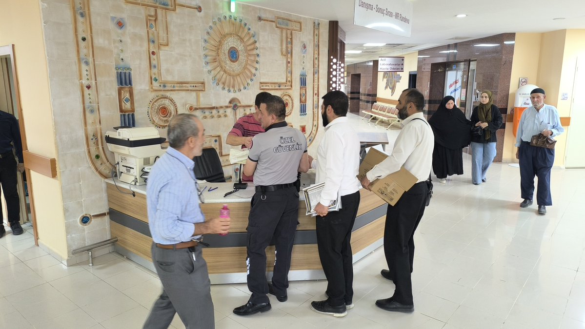 DarendeMuftuluk's tweet photo. 📍  Mevlid-i Nebi Dolayısıyla Devlet Hastanesi'ne Ziyaret

İlçe Müftüsü V. Ahmet Esin ve Din Hizmetleri Uzmanı Süleyman Dündar, "Mevlid-i Nebi Haftası" münasebetiyle İlçemiz Hulusi Efendi Devlet Hastanesi Yönetimi ve Personeli ile hastaları ziyaret etti. https://t.co/XAgRtb1Q6K