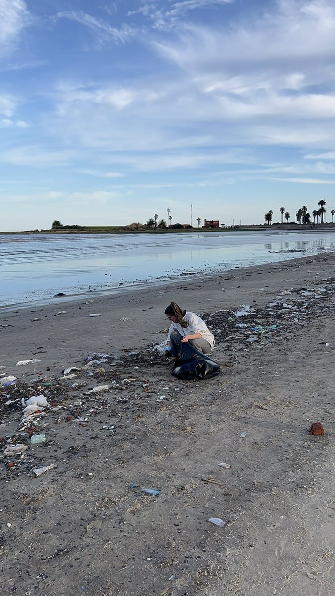 maruusr's tweet photo. ¿La @montevideoIM salió a limpiar?
LA PLAYA LA LIMPIAMOS LOS VECINOS.
La basura estaba desde hace 3 días, por suerte se dignaron a levantar las bolsas. https://t.co/EVc0cmyirV