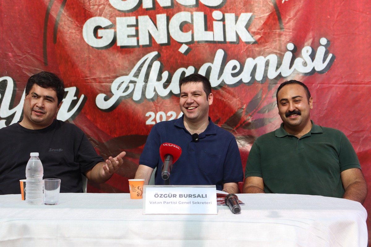 ozgurbursali's tweet photo. Vatan Partisi Öncü Gençlik Yaz Akademisi'nde Türkiye'nin sigortası arkadaşlarımızla buluştuk, eğitimlerimizi tamamladık. 
. 
Vatan ve insanlık davasında birikim, cesaret, fedakarlık, çalışkanlık, kahramanlık, paylaşma, karşılıksız emek ve vericilik, bu kamplarda kökleşiyor, filizleniyor, yarının Türkiyesini yönetecek... 

Vatan Partisi'nin yaklaşan 17.Genel Kurultay Rapor taslağını ve iktidaryoluv ile Kitle Çalışmasının Temel İlkelerini anşattığımız kampta, Genel Başkan Yardımcılarımız Ethem Sancak, Serdar Üsküplü, Ferdi Tanhan ve Bilim Ütopya GYY Cemil Gözel de Psikolojik Savaş-Hegemonya, Aydın ve Kültür, Türk-İslam Uygarlığının Tarihsel birikimi eğitimleriyle katkılar sağladı. 
. 
Gençlik hareketinin çelik çekirdeği Öncü Gençlik örgütümüzle gurur duyuyoruz.
@OncuGenclik