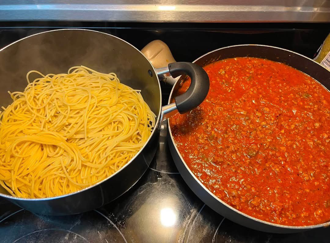 GoatDeehere's tweet photo. how y’all eat spaghetti right or left? https://t.co/s8hmCa5gQi