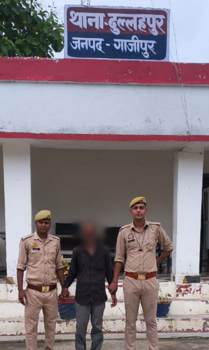 ghazipurpolice's tweet photo. थाना दुल्लहपुर पुलिस द्वारा 01 नफऱ अभियुक्त को गिरफ्तार किया गया , कब्जे से एक अवैध तमन्चा .315 बोर  व तीन अदद जिन्दा कारतूस बरामद किया गया ।
@Uppolice
@igrangevaranasi 
@adgzonevaranasi https://t.co/JblFYBvD0V