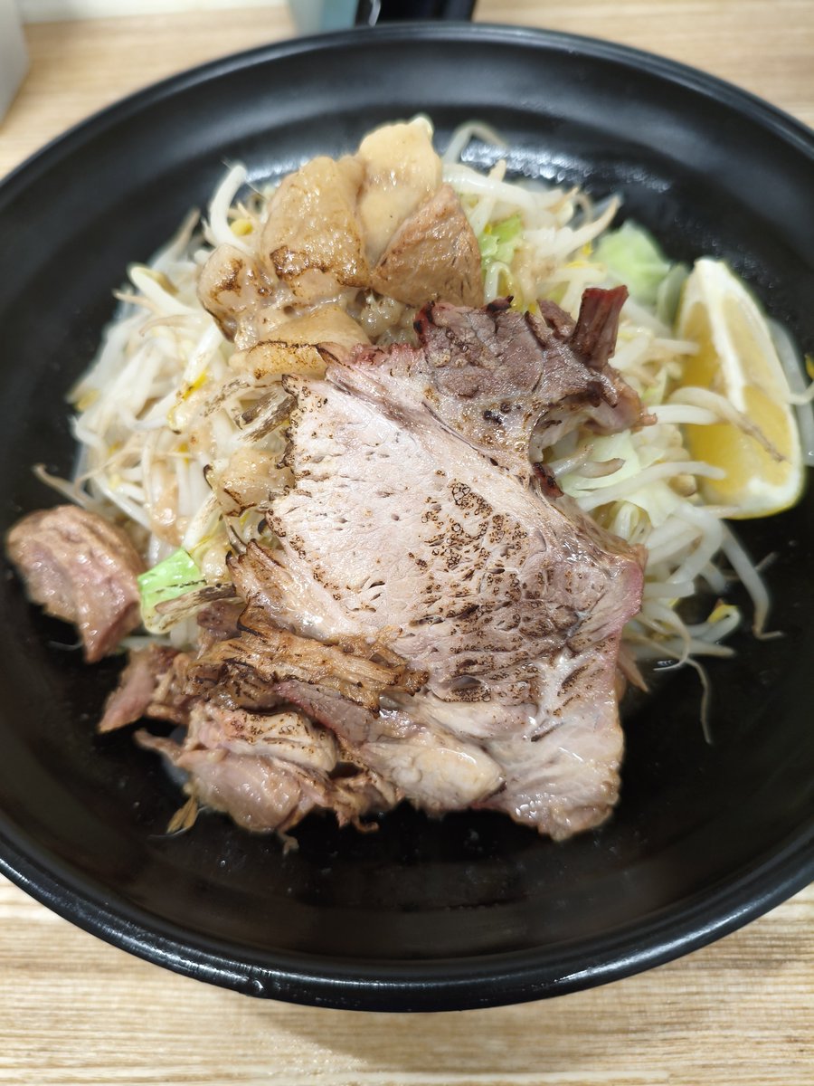shildy7188's tweet photo. 笠間市　ラーメン富次郎
塩汁なし150g　野菜多め
仕事帰りに行きました
平日夜でも混んでますね
駐車場の空きがほぼありませんでした
定期的に食べたくなる塩の汁なし
レモンの味変が好みです
美味しかったです
ごちそうさまでした https://t.co/8ZFCH44u8E