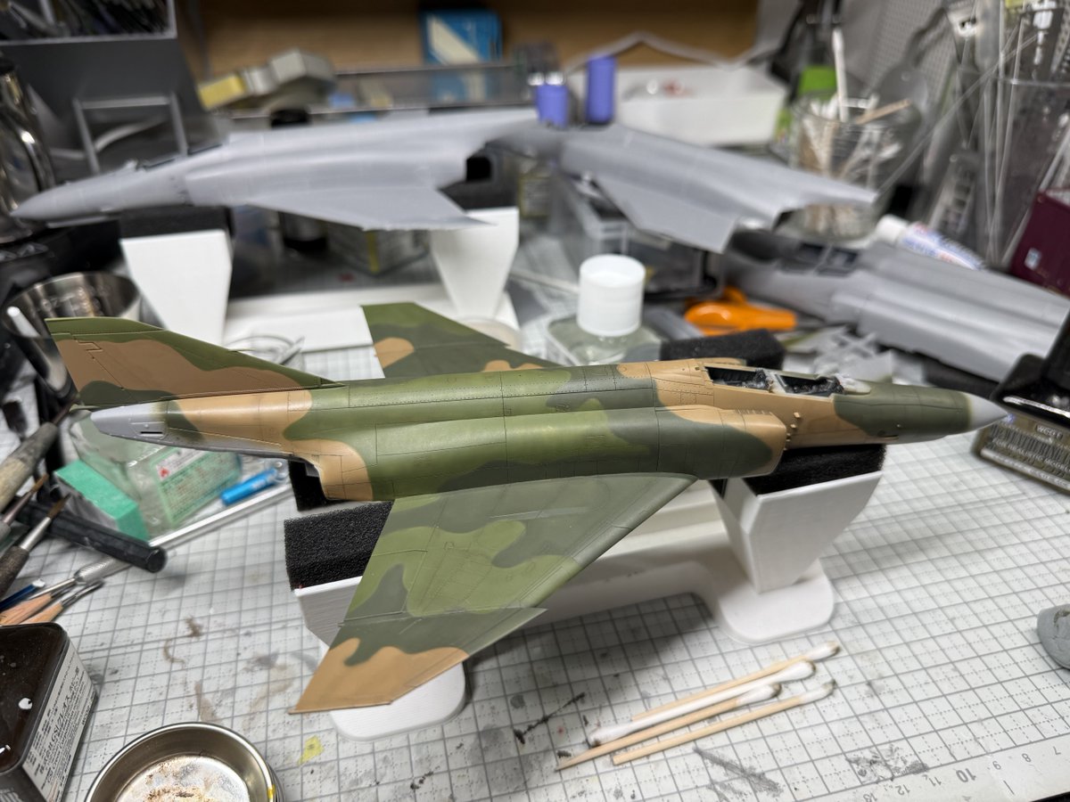 wyvern4034's tweet photo. 久々のベトナム迷彩。今回は瓶生で。塗り分けは面相で描いて、パネル中央が薄くなるように細吹き塗装。プリシェードもチョーキングもマスキングも無し。パネルラインに薄くウェザリングマスター塗って終了。お手軽ムッシュムラムラ塗り。 https://t.co/aK6NbgGYyP