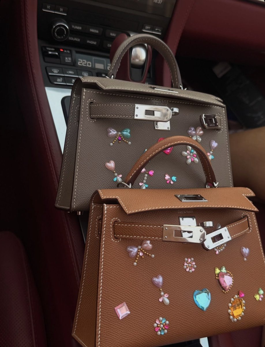 xbtjosh's tweet photo. pov: you're hanging with your bestie spending all day bedazzling your items https://t.co/q0gHt5XNti