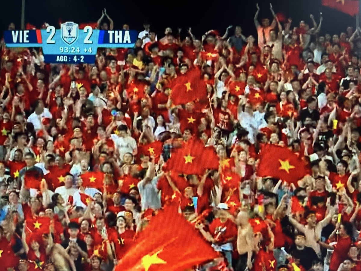 Takuz0804's tweet photo. 今月覚えたベトナム人、Xuân Son。

ベトナム🇻🇳ASEAN CUP優勝！
日本でリアルタイムで観戦。
いやー、ハノイにいたかったなぁ。 https://t.co/FSiyO6ujlf