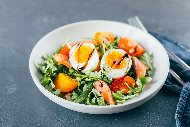 Siska50175189's tweet photo. Just a cozy weekday dinner : fresh arugula salad with grilled chicken, cherry tomatoes, and a squeeze of lemon. Quick, tasty, and perfect for winding down!， https://t.co/dsK7KPYjSl