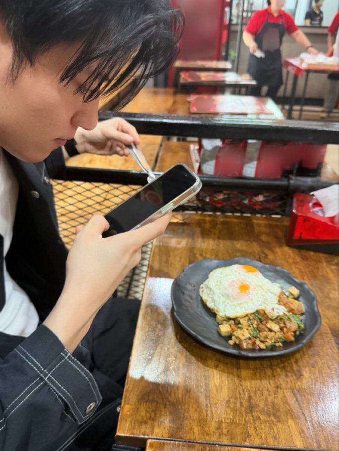 Manmai26's tweet photo. อินจักรคือโพแฟนที่แปลว่าแฟนจริง ๆ เชื่อว่าหลายคนแอบเซฟสองรูปนี้ไปลง สตร ไอจี แน่นอนฉันแหละหนึ่ง 🤣🤣🤣 https://t.co/KfMrjqpyQV